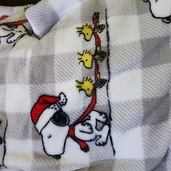 Brand new Berkshire Peanuts Snoopy Grey  Holiday Blanket - Picture 2 of 8